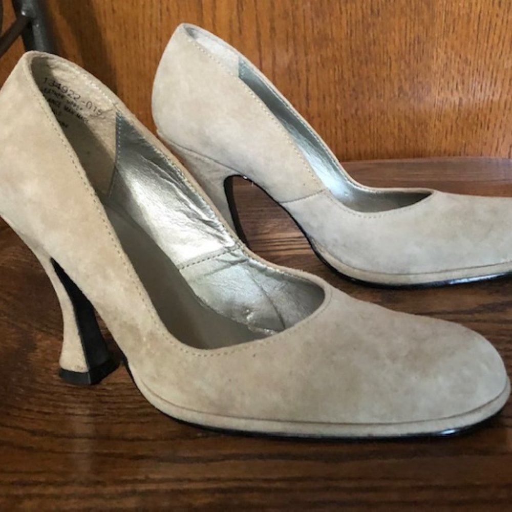 Colin Stuart Suede Pump